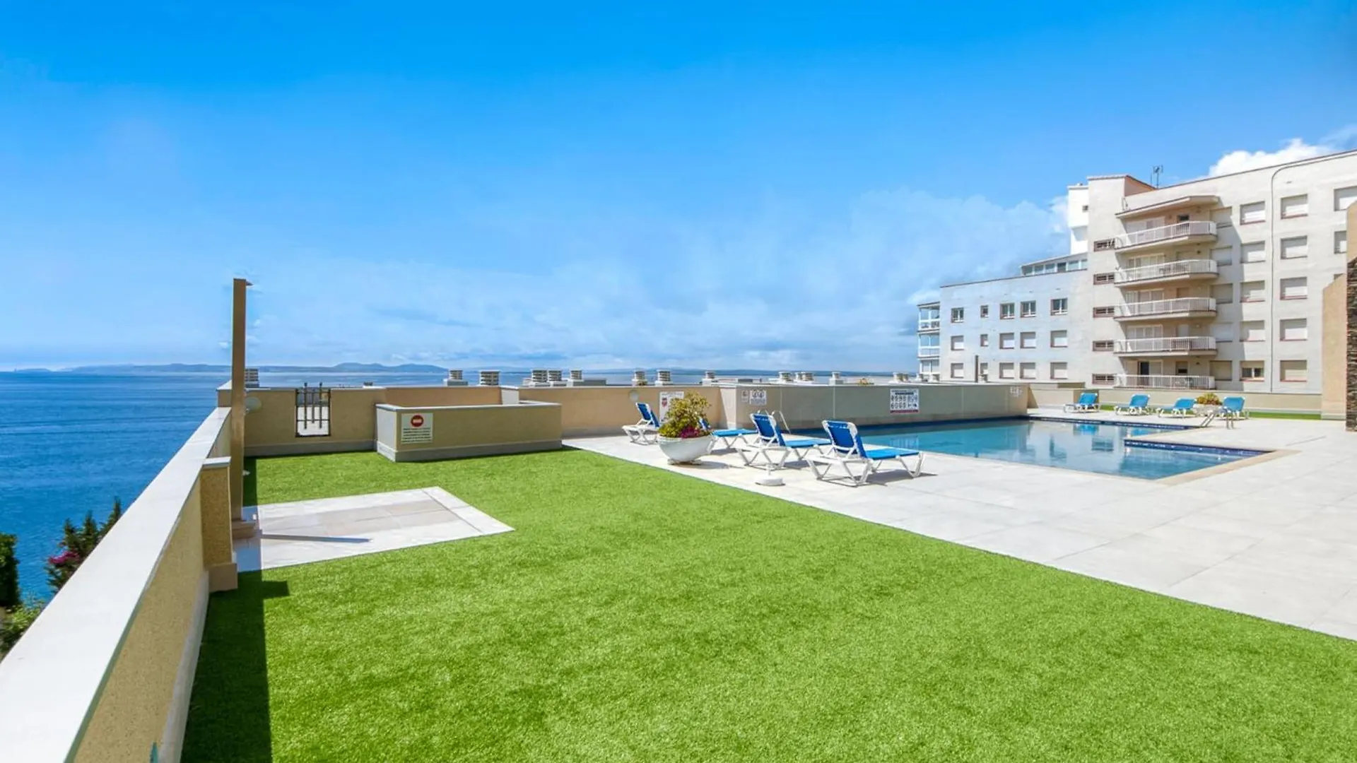 Posh Apartment In Roses Centro